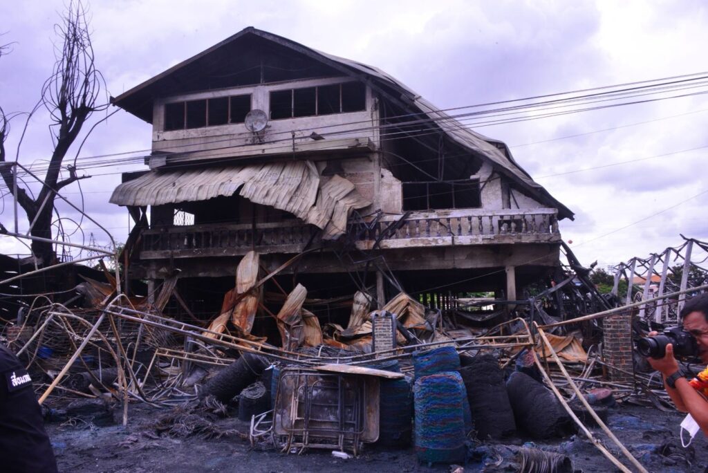 "อนุทิน" ลงพื้นที่ให้กำลังใจผู้ประสบภัยเพลิงไหม้ ร้านพลาสติกอุดรธานี