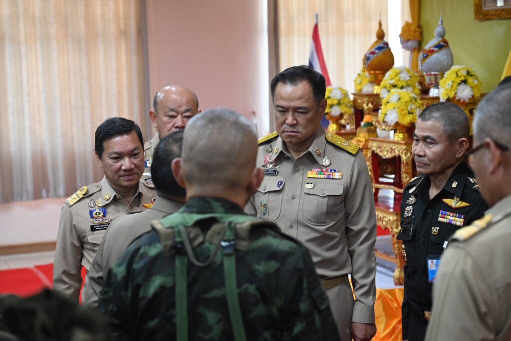 "ในหลวง" พระราชทานสิ่งของ เป็นกำลังใจให้ทหารชายแดน