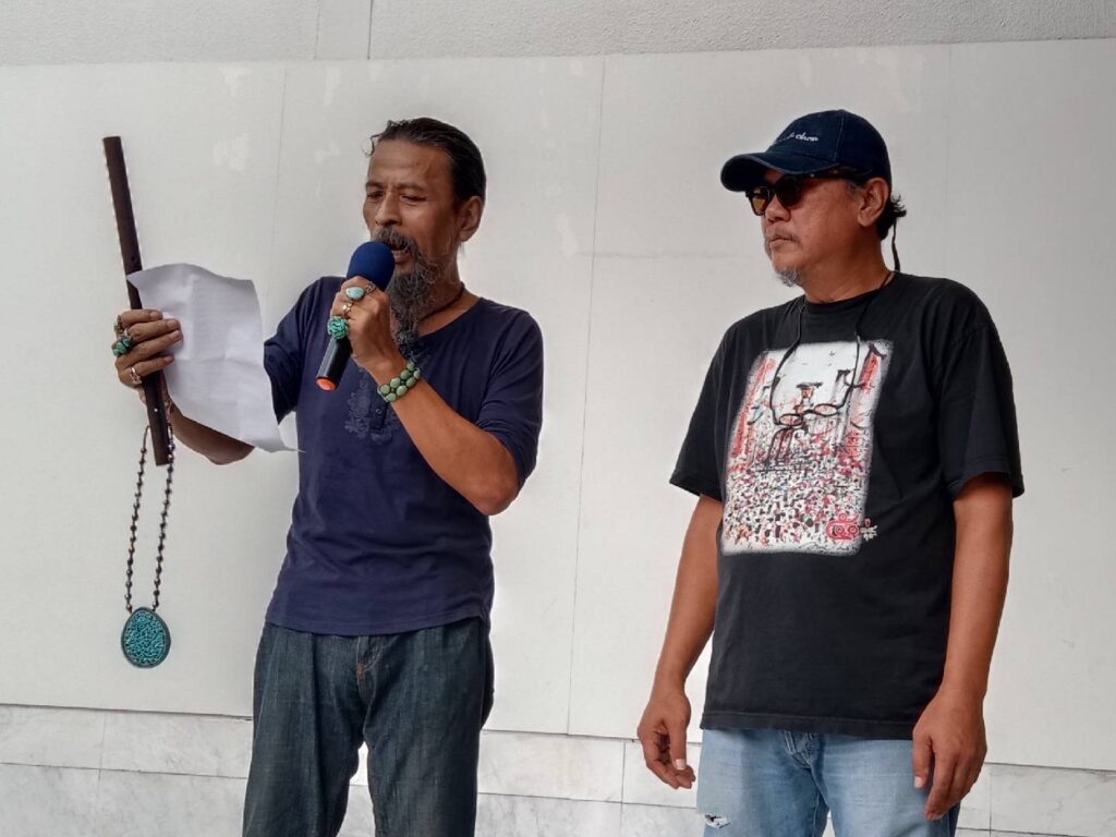 "น้าหงา คาราวาน" นำเครือข่ายศิลปินเรียกร้อง นายกฯลาออก ไม่เอารัฐประหาร