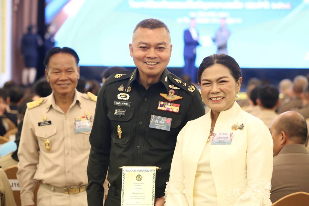 "ภูมิธรรม" มอบโล่บุคคล-องค์กร ป้องกันแก้ปัญหายาเสพติด