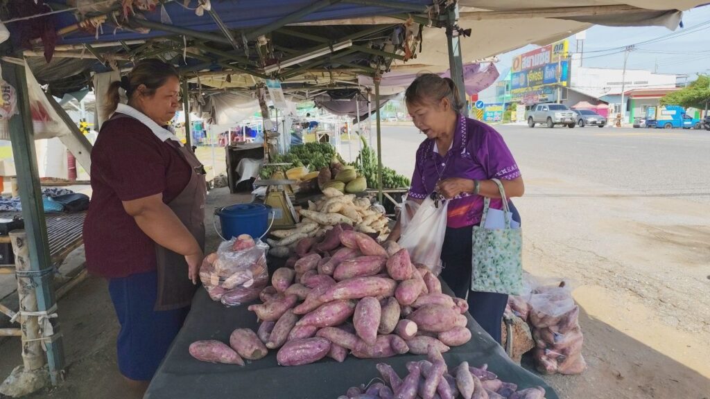 แม่ค้าขายผลไม้โคราช โอดเศรษฐกิจแย่ วอนรัฐเร่งแก้ 