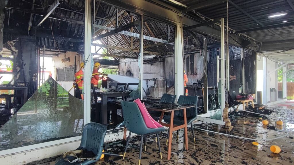 ไฟไหม้คาเฟ่ ชื่อดังวอดทั้งหลัง เจ้าของอ้างได้ยินเสียงระเบิด