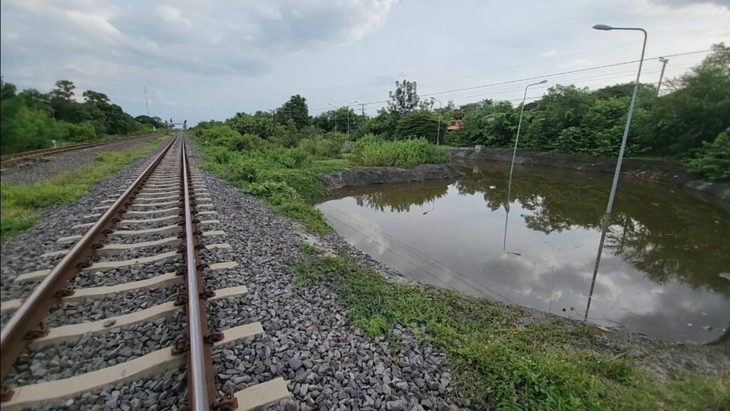 ฝนหนักโคราช! น้ำหลากบนทางลอดรถไฟรางคู่หลายจุด