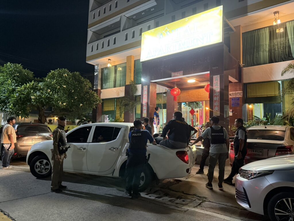 ตม. - ตร.ชลบุรี บุกจับนักพนันจีน เช่าอพาร์ทเมนท์เปิดบ่อน