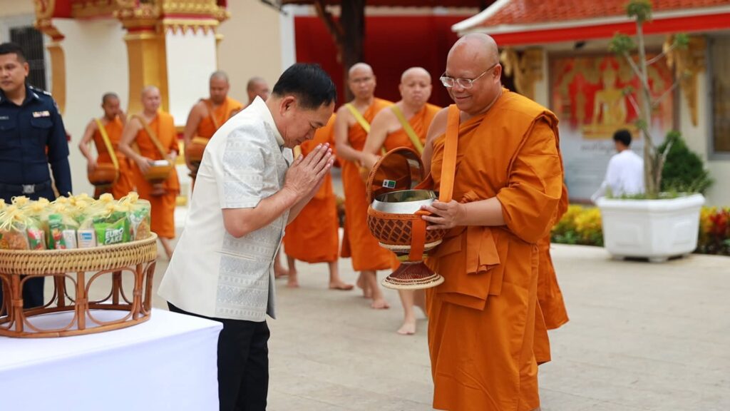 คนขอนแก่น ร่วมถวายผ้าอาบน้ำฝน เวียนเทียนวันอาสาฬหบูชา