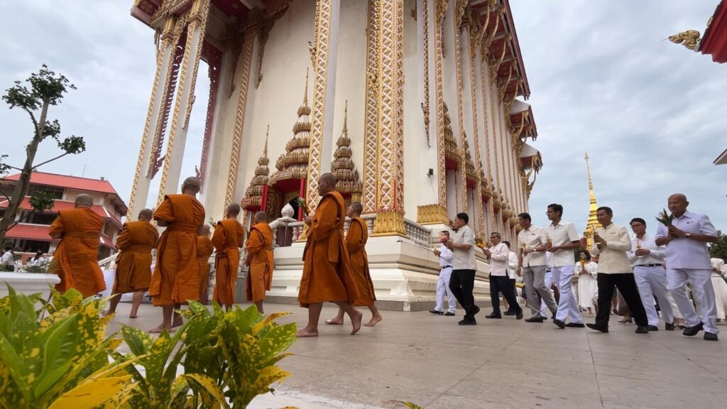 คนขอนแก่น ร่วมถวายผ้าอาบน้ำฝน เวียนเทียนวันอาสาฬหบูชา