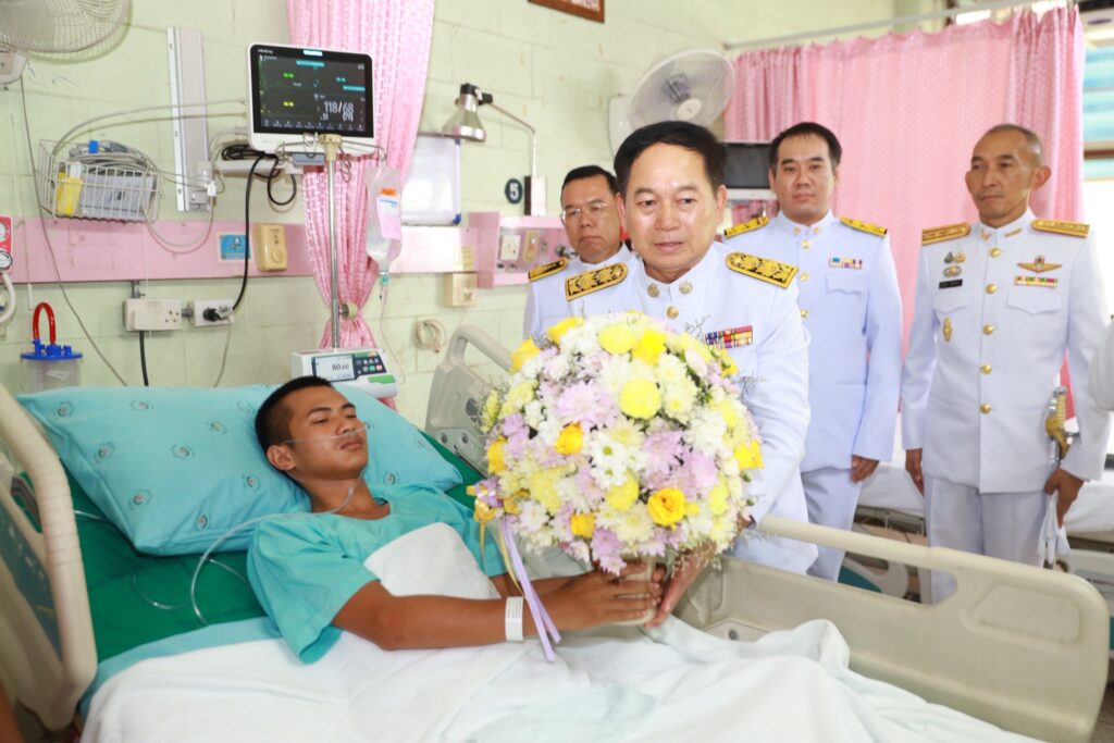 ผู้ว่าฯเชิญดอกไม้ ตะกร้าสิ่งของพระราชทาน เยี่ยมทหารบาดเจ็บ