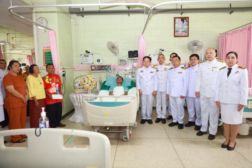 ผู้ว่าฯเชิญดอกไม้ ตะกร้าสิ่งของพระราชทาน เยี่ยมทหารบาดเจ็บ