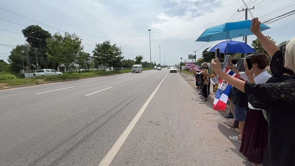 ชาวขอนแก่น ยืนถือธงชาติริมถนน ส่งศพ "จ่าแยม" ทหารกล้า