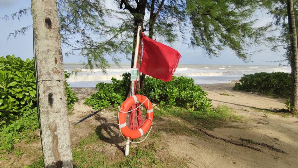 พังงาเตือน! คลื่นลมแรง ห้ามนักท่องเที่ยวลงเล่นน้ำ