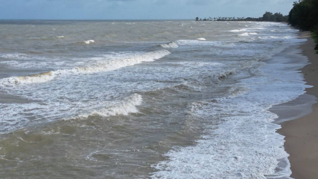 พังงาเตือน! คลื่นลมแรง ห้ามนักท่องเที่ยวลงเล่นน้ำ