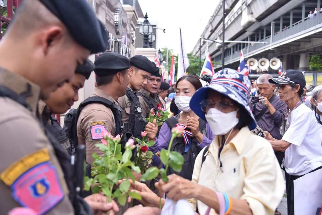 กลุ่มรวมพลังแผ่นดินฯ มอบดอกไม้ให้กำลังใจ ตร. จี้จัดการไส้ศึกในปท. 