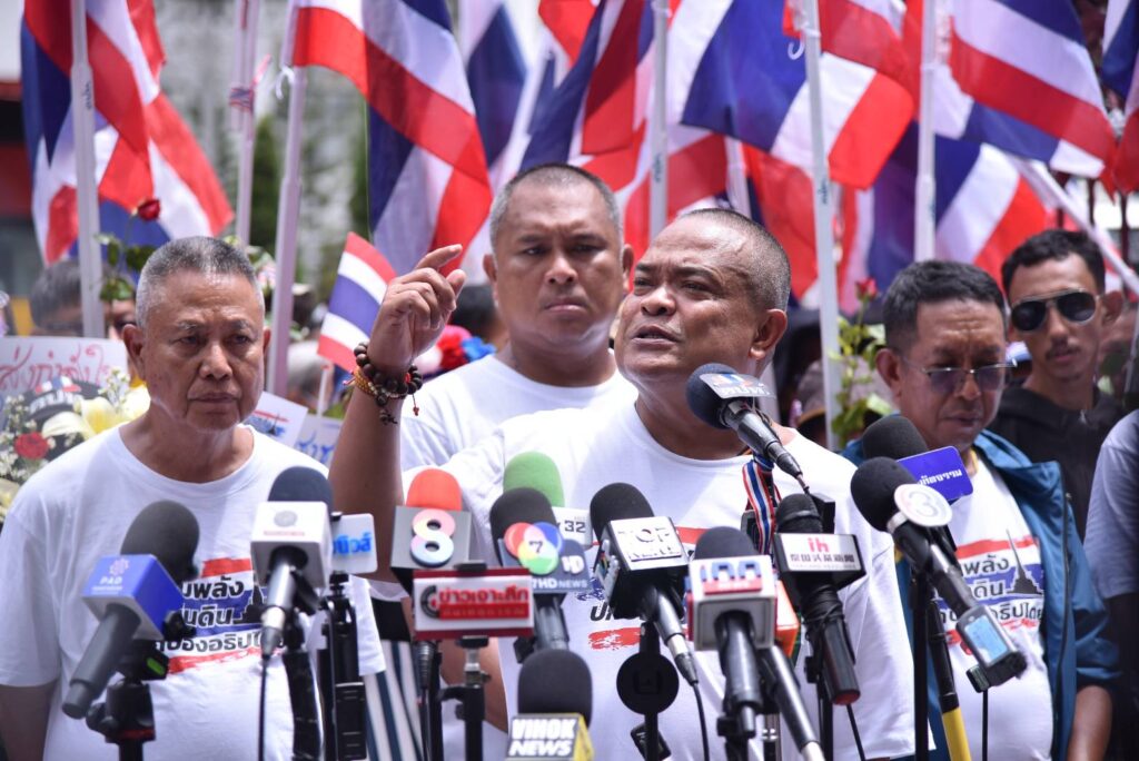 กลุ่มรวมพลังแผ่นดินฯ มอบดอกไม้ให้กำลังใจ ตร. จี้จัดการไส้ศึกในปท. 