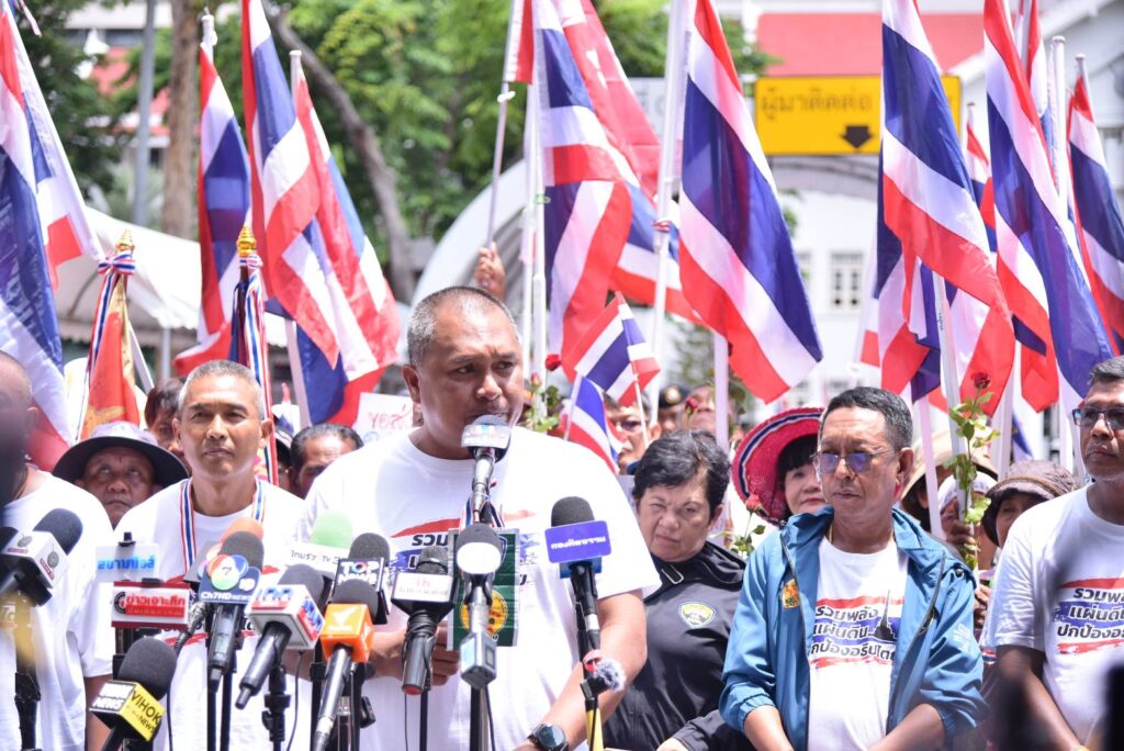 กลุ่มรวมพลังแผ่นดินฯ มอบดอกไม้ให้กำลังใจ ตร. จี้จัดการไส้ศึกในปท. 