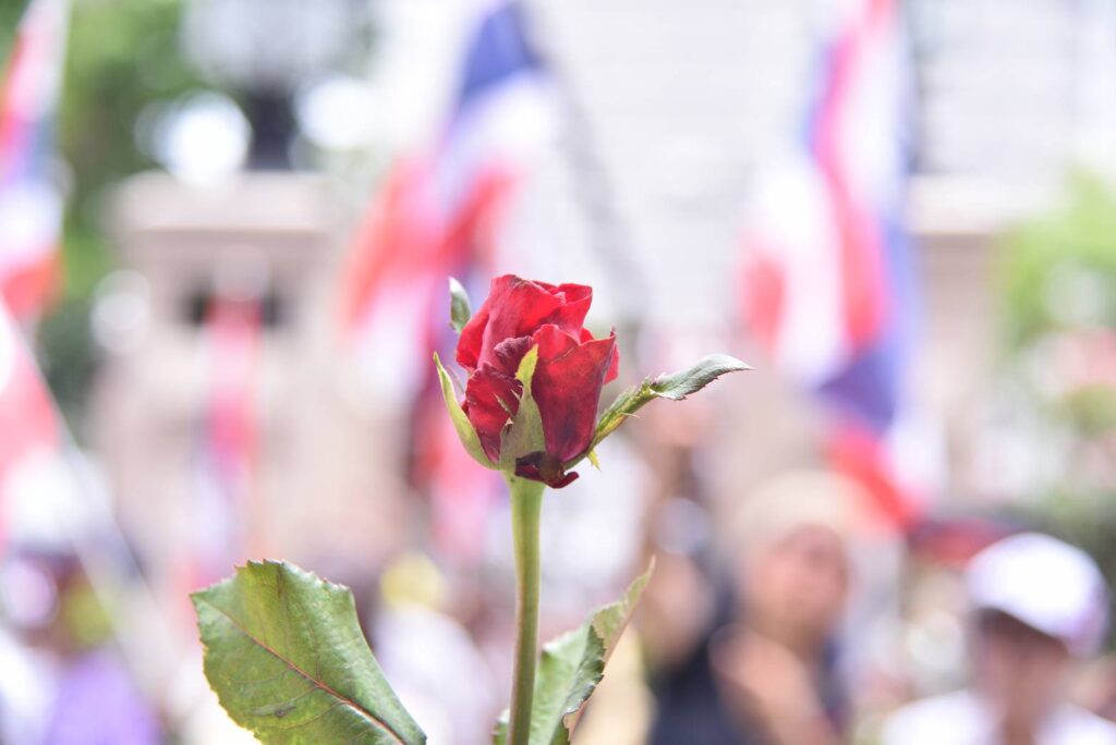 กลุ่มรวมพลังแผ่นดินฯ มอบดอกไม้ให้กำลังใจ ตร. จี้จัดการไส้ศึกในปท. 