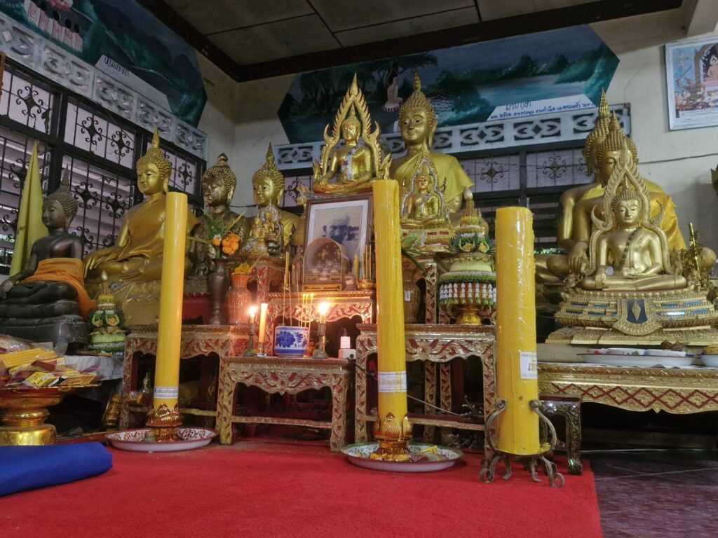 ชาวโคราชไม่หวั่นฝน แห่เข้าวัดทำบุญวันเข้าพรรษา