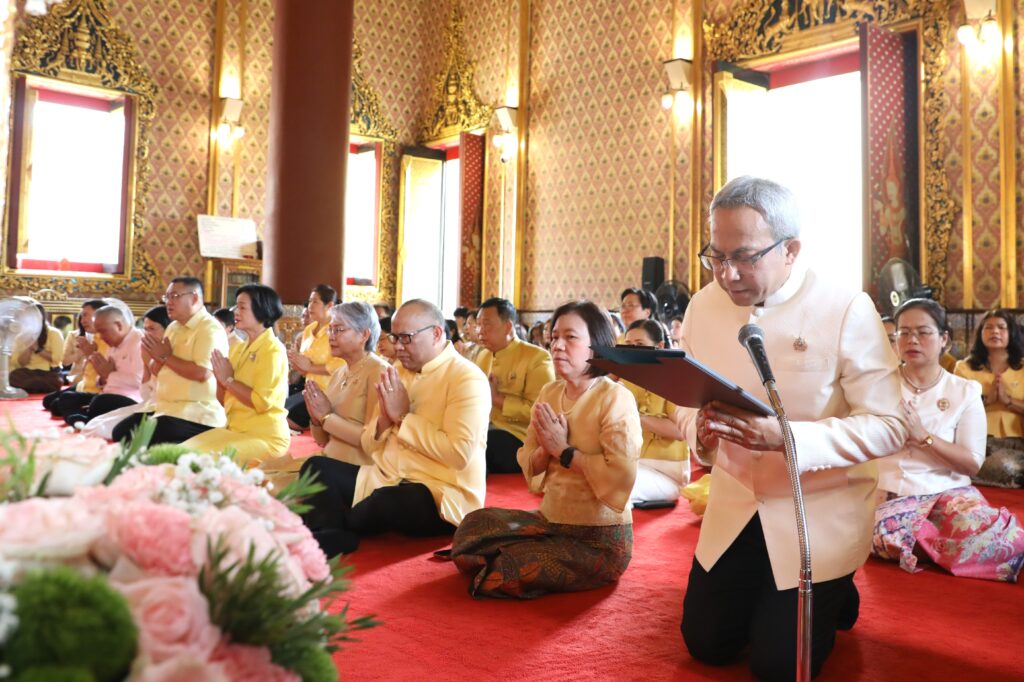 "ปลัด พม" นำถวายเทียนและทำบุญวันเข้าพรรษา