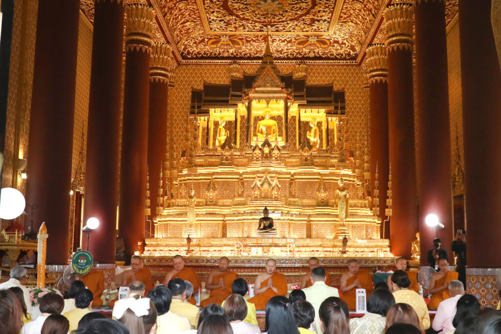 "ปลัด พม" นำถวายเทียนและทำบุญวันเข้าพรรษา