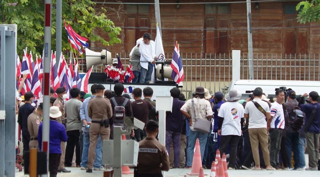 คปท. บุกสภา คัดค้านร่างพ.ร.บ.นิรโทษกรรม - กาสิโน