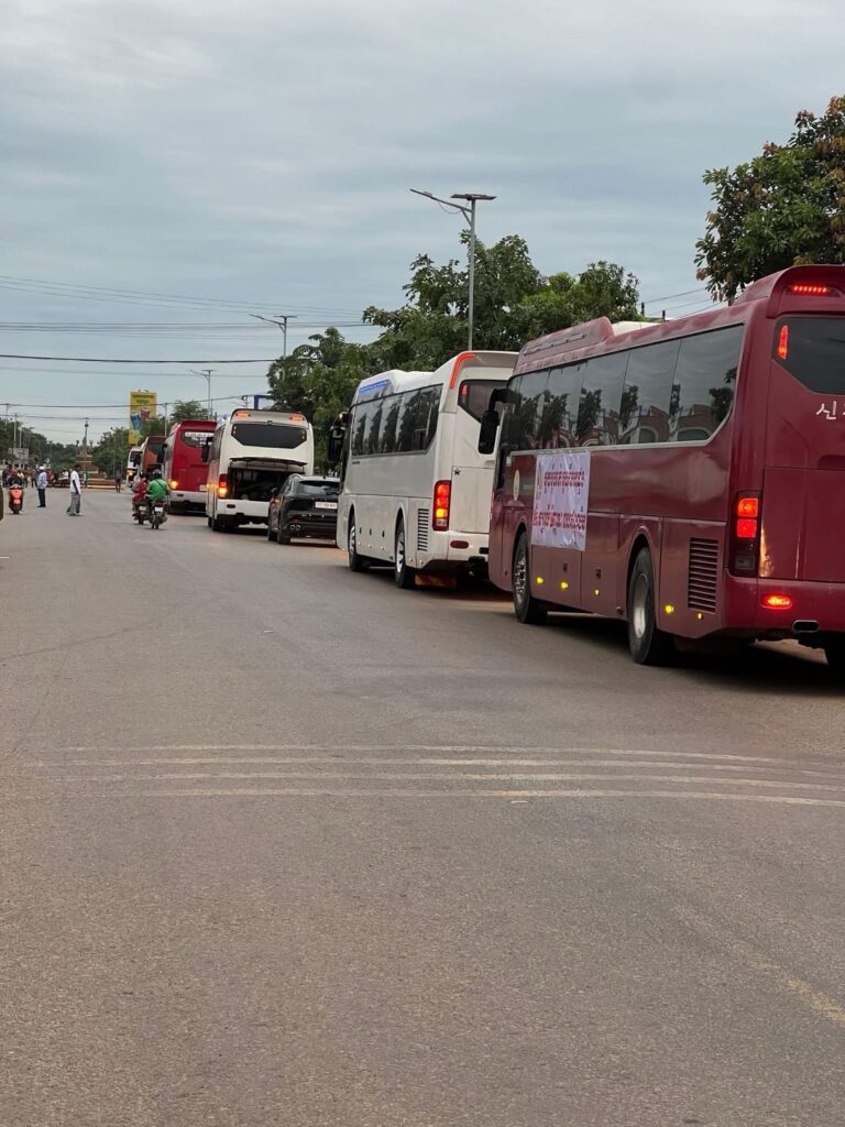 กัมพูชา ขนคนมาป่วนปราสาทตาเมือนธม ถือป้ายเคลมพยัญชนะไทย 44 ตัว