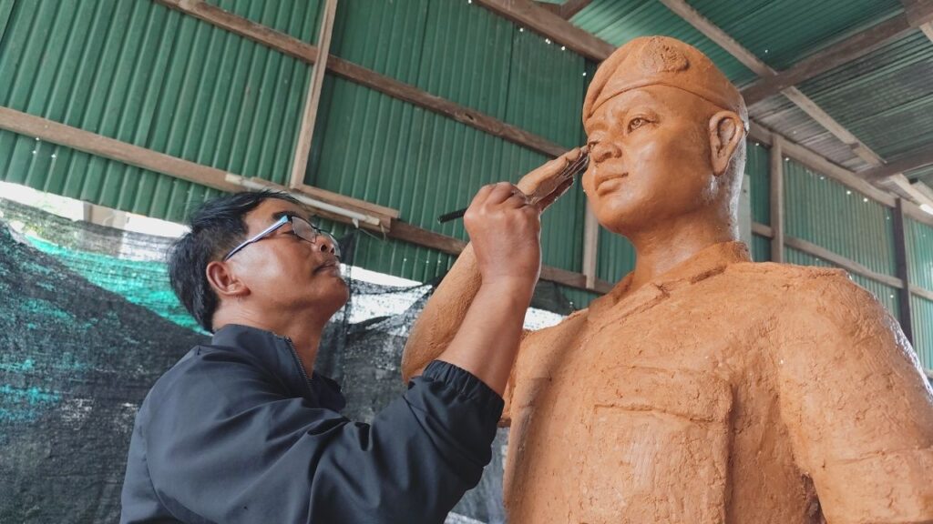 ช่างโคราชแกะเทียนพรรษารูป "แม่ทัพภาค2" ให้กำลังใจป้องกันชายแดน