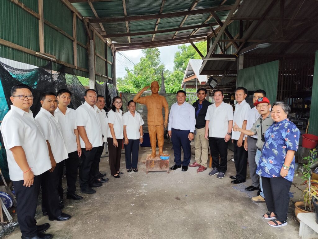 ช่างโคราชแกะเทียนพรรษารูป "แม่ทัพภาค2" ให้กำลังใจป้องกันชายแดน