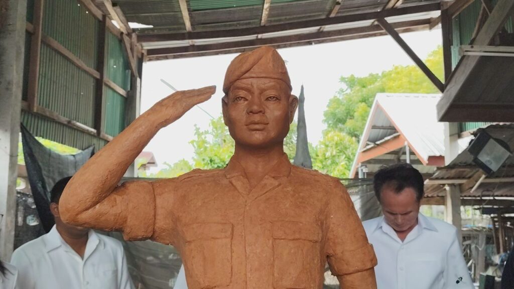 ช่างโคราชแกะเทียนพรรษารูป "แม่ทัพภาค2" ให้กำลังใจป้องกันชายแดน