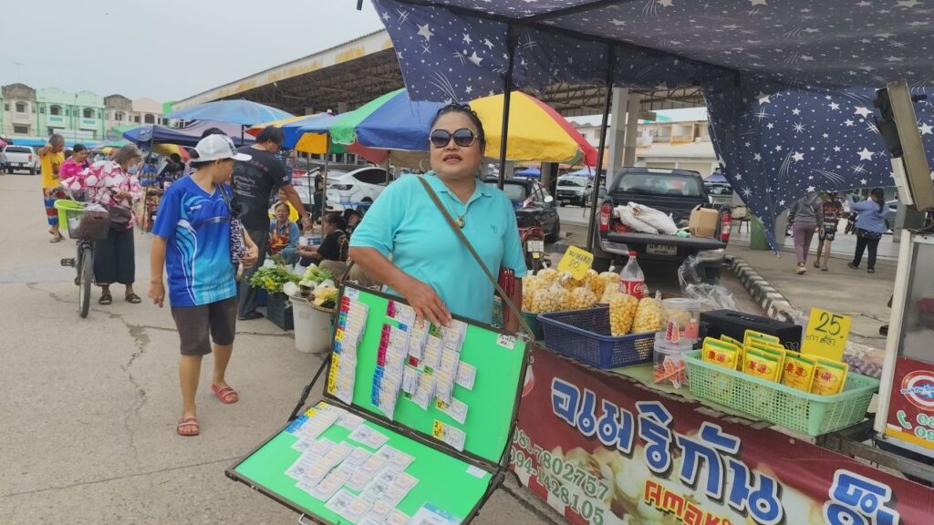 แม่ค้าโคราชโอด มะนาวราคาตกต่ำ-ศก.แย่ ล็อตเตอรี่เหลือเต็มแผง