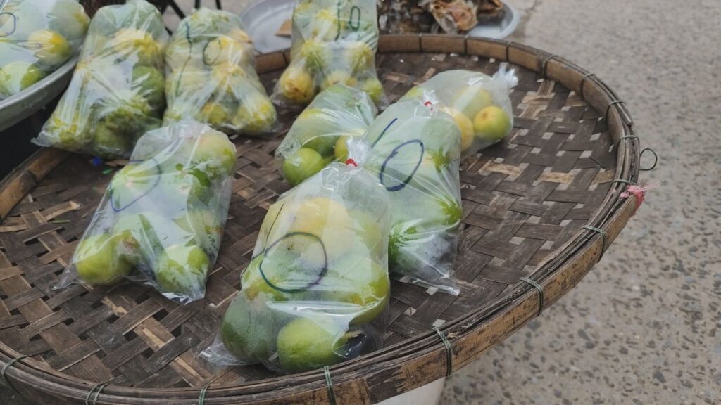 แม่ค้าโคราชโอด มะนาวราคาตกต่ำ-ศก.แย่ ล็อตเตอรี่เหลือเต็มแผง