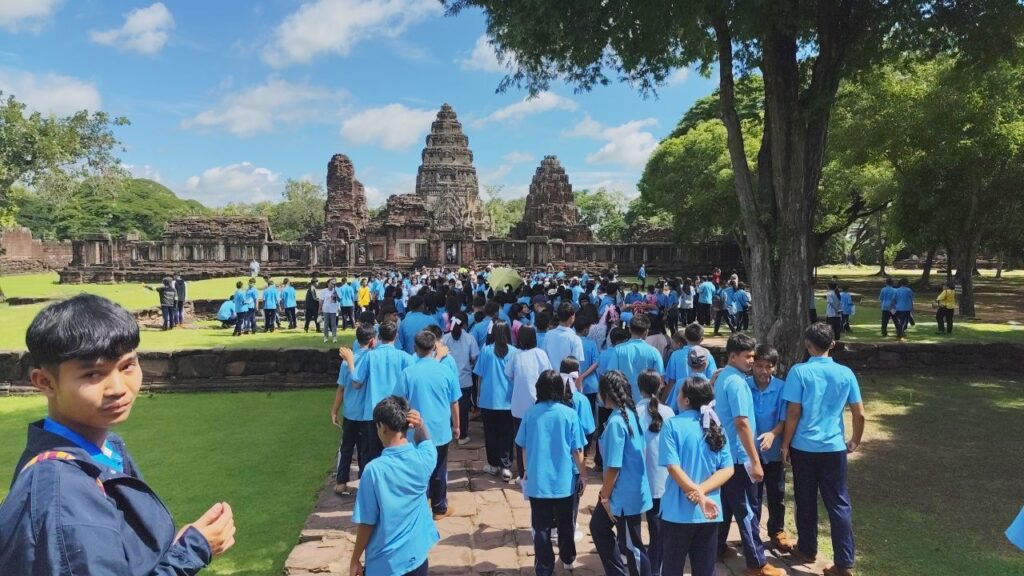 คึกคัก! นทท.ไทย - ต่างชาติ แห่เที่ยวปราสาทหินพิมาย 