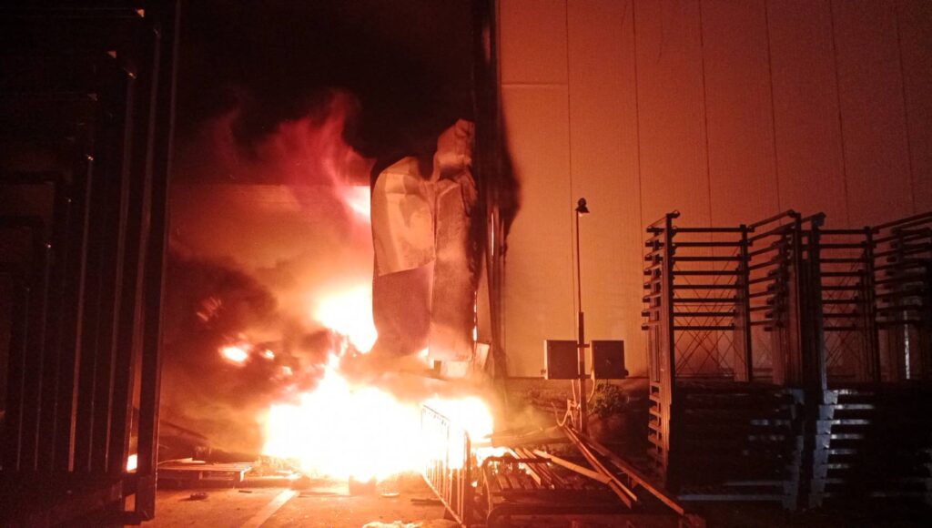 ไฟไหม้คลังสินค้าห้องเย็น เนื้อที่ 2 ไร่ กลางดึก คาดไฟฟ้าลัดวงจร