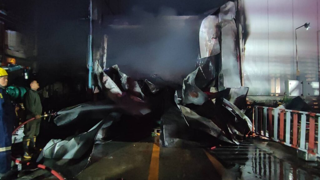 ไฟไหม้คลังสินค้าห้องเย็น เนื้อที่ 2 ไร่ กลางดึก คาดไฟฟ้าลัดวงจร