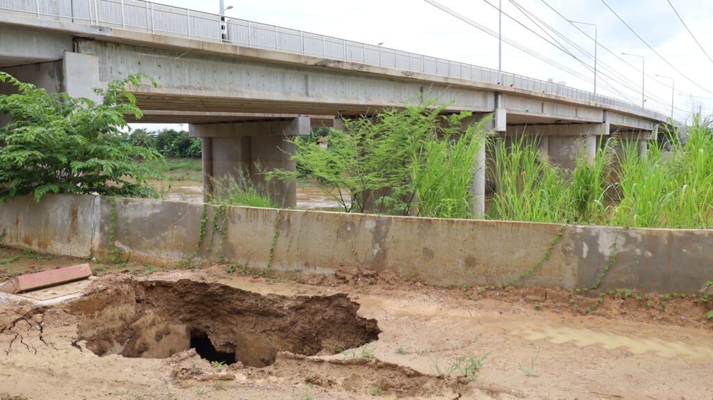 สุโขทัย พบหลุมยุบ ริมพนังกั้นน้ำยม หวั่นเกิดอันตราย