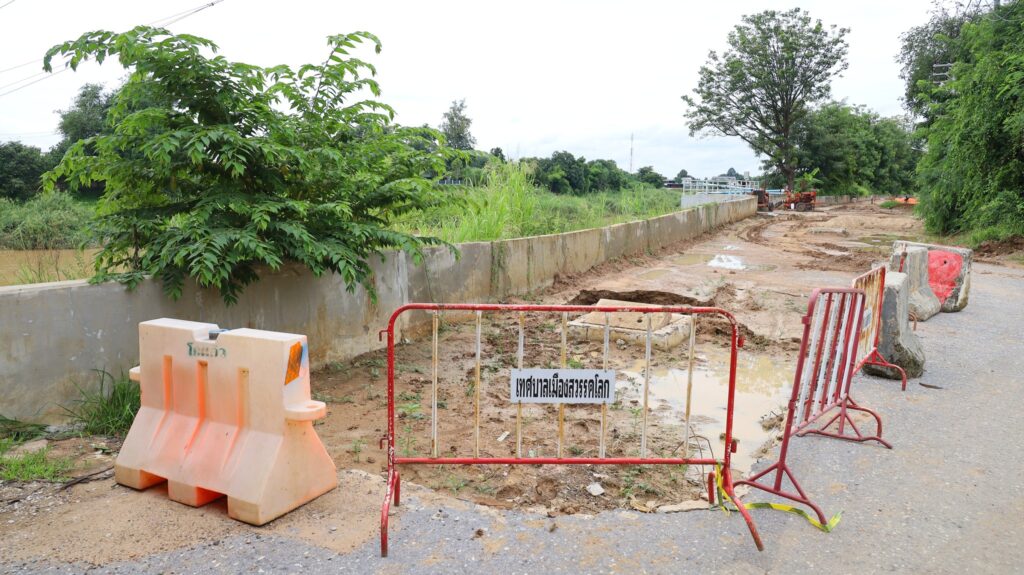 สุโขทัย พบหลุมยุบ ริมพนังกั้นน้ำยม หวั่นเกิดอันตราย