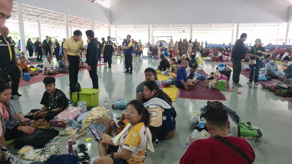 "ภูมิธรรม" เยี่ยมให้กำลังใจผู้อพยพ จ.ตราด นั่งพื้นกินข้าวเป็นกันเอง