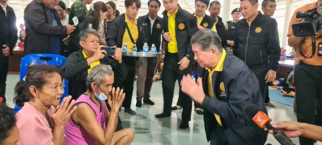 "ภูมิธรรม" เยี่ยมให้กำลังใจผู้อพยพ จ.ตราด นั่งพื้นกินข้าวเป็นกันเอง