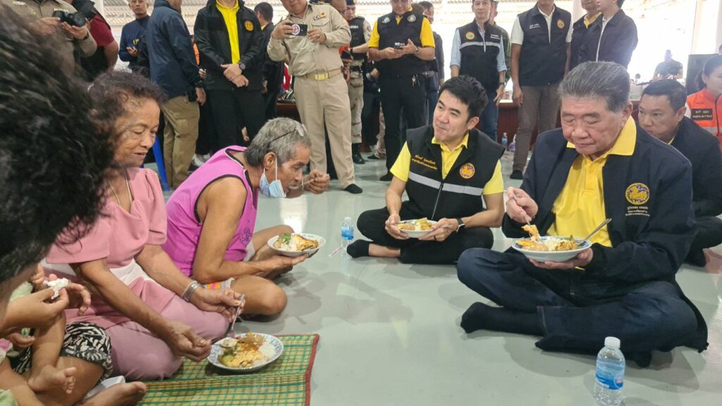 "ภูมิธรรม" เยี่ยมให้กำลังใจผู้อพยพ จ.ตราด นั่งพื้นกินข้าวเป็นกันเอง