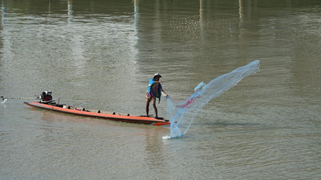 พัทลุง น้ำเค็มเข้าทะเลสาบ ชาวบ้านแห่ทอดแหจับกุ้ง สร้างรายได้