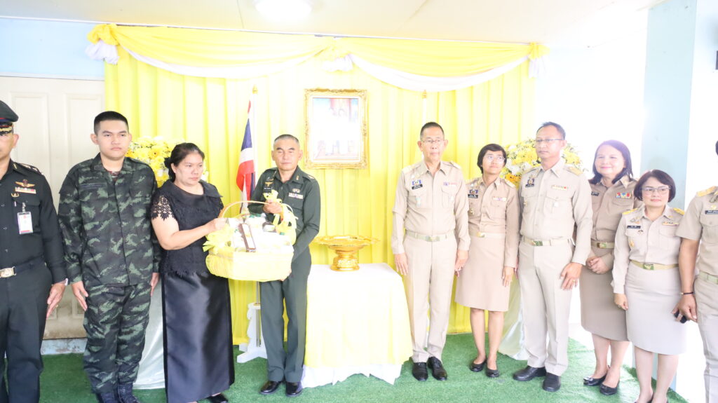 ผู้ว่าฯโคราช เชิญตะกร้าสิ่งของพระราชทาน มอบครอบครัวทหารกล้า