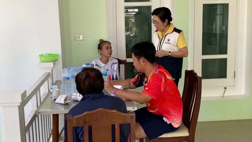 ผู้อพยพนอนไม่หลับ เฝ้าติดตามข่าวเจรจาหยุดยิง