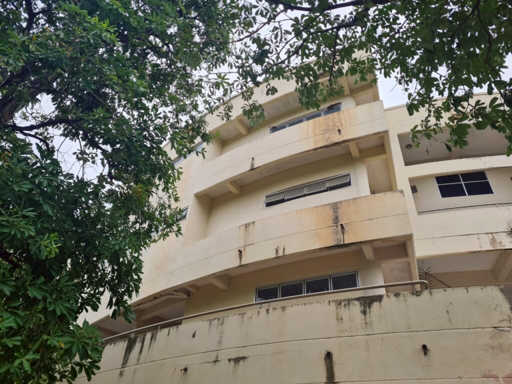 คลิปช็อก! สาวทอม นศ.ปี 2 กระโดดตึก 5 ชั้น อาการโคม่า