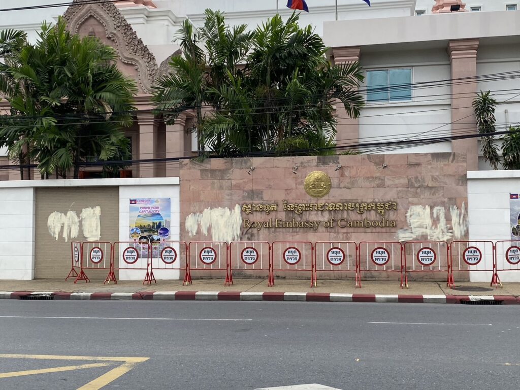 จับแล้ว! มือพ่นคําหยาบ ป้ายสถานทูตกัมพูชา