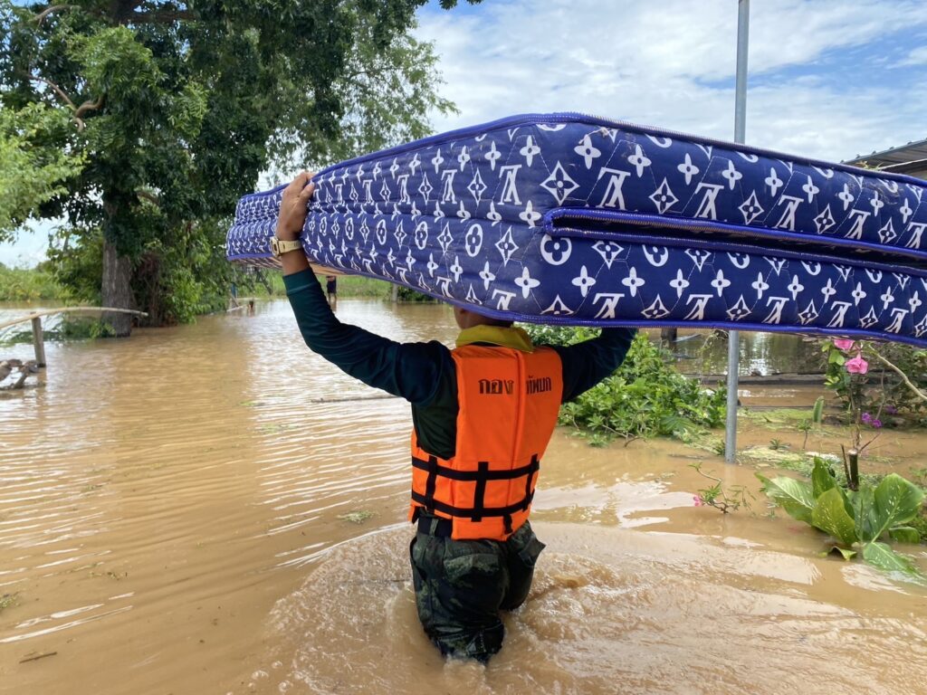 สุโขทัย น้ำยมยังคงไหลเข้าท่วม ทหารเร่งช่วย