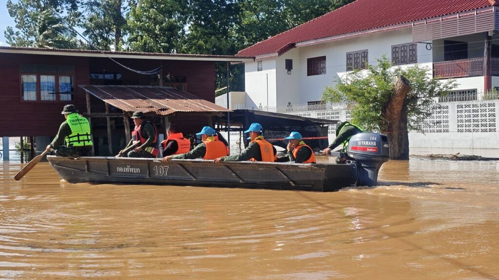 สุโขทัย น้ำยมยังคงไหลเข้าท่วม ทหารเร่งช่วย