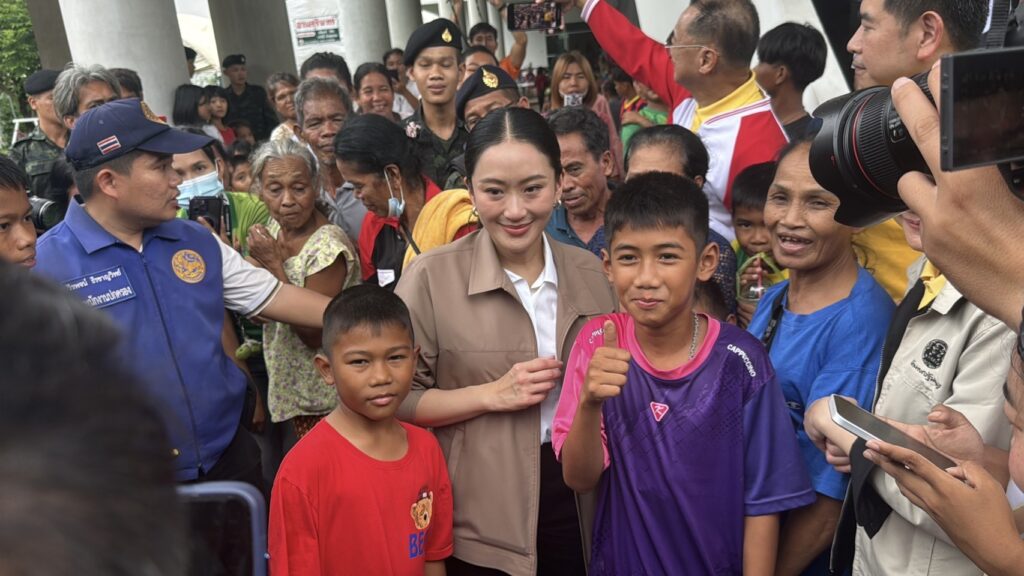 "แพทองธาร" เยี่ยมชาวบ้านที่ศูนย์พักพิง จ.สุรินทร์ ซื้อของมอบ ปชช.