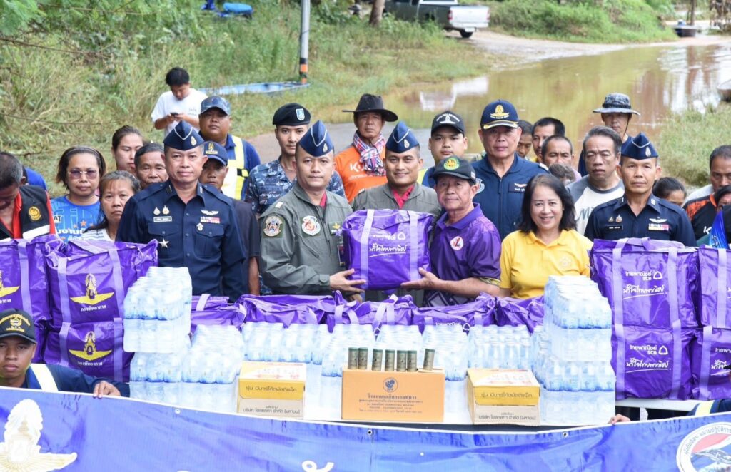 ผู้การกองบิน 46 ลงพื้นที่น่าน มอบถุงยังชีพ ช่วยน้ำท่วม