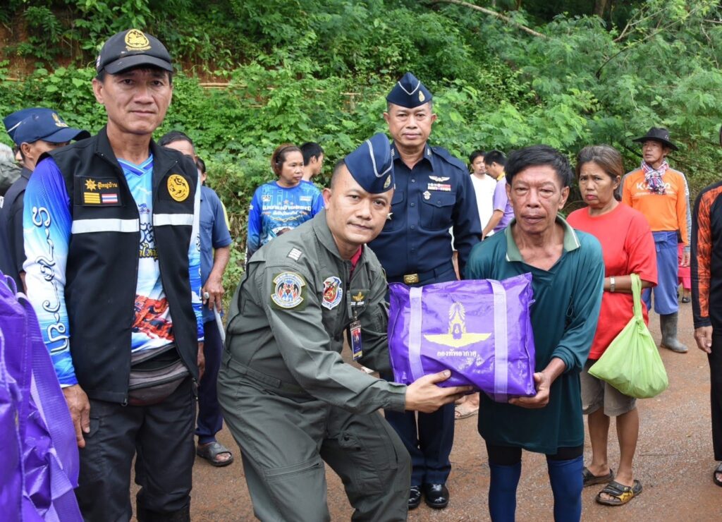 ผู้การกองบิน 46 ลงพื้นที่น่าน มอบถุงยังชีพ ช่วยน้ำท่วม