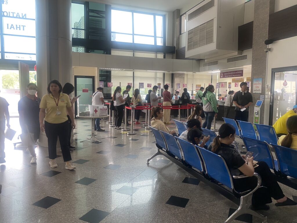 ชาวไทยรวมพลัง! แห่บริจาคโลหิต แน่นสภากาชาด