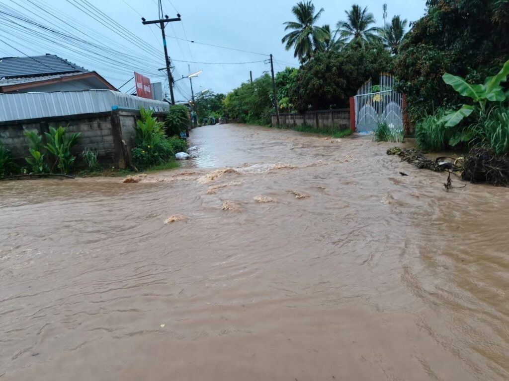 เชียงรายฝนหนัก น้ำท่วมรอบรพ.เทิง เฝ้าระวัง "วิภา" 24 ชม.