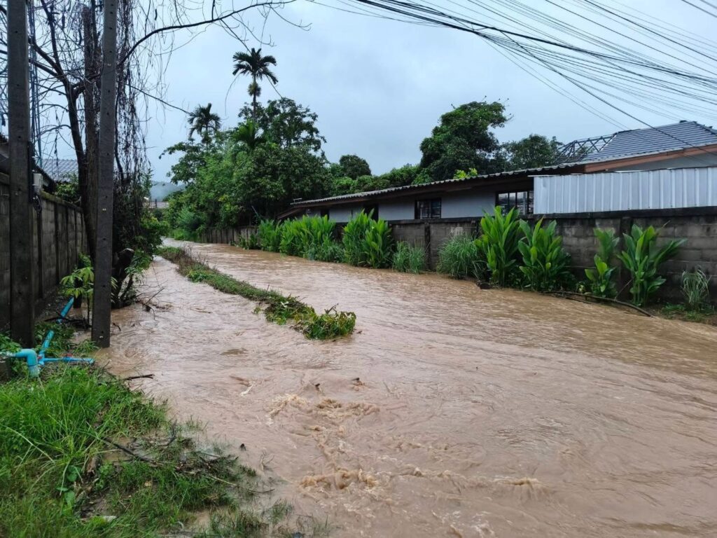 เชียงรายฝนหนัก น้ำท่วมรอบรพ.เทิง เฝ้าระวัง "วิภา" 24 ชม.